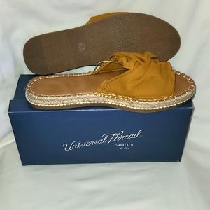 NIB Universal Threads slip on sandals